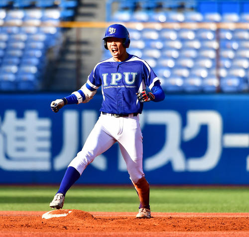 明治神宮大会、法大対環太平洋大　1回表環太平洋大1死二塁、安藤は先制の左適時二塁打を放つ（撮影・小沢裕）