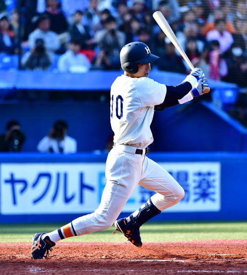 明治神宮大会、法大対環太平洋大　3回表法大1死一塁、向山は勝ち越しの右適時二塁打を放つ（撮影・小沢裕）