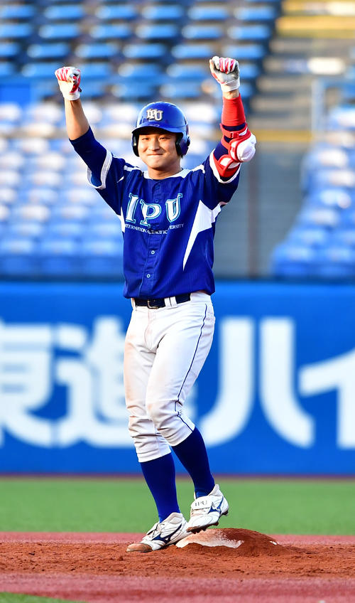 明治神宮大会、法大対環太平洋大　5回裏環太平洋大2死二塁、志賀は同点の左適時二塁打を放つ（撮影・小沢裕）