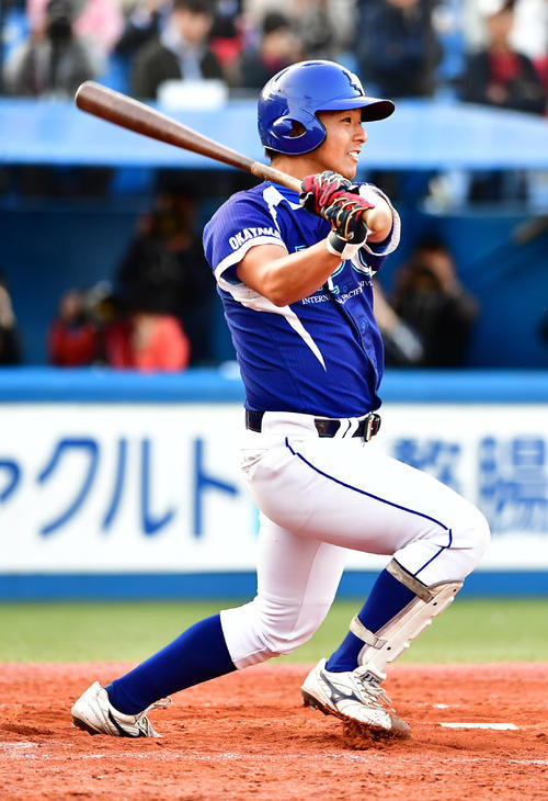 明治神宮大会、法大対環太平洋大　5回裏環太平洋大2死二塁、仲村は勝ち越しの右適時三塁打を放つ（撮影・小沢裕）