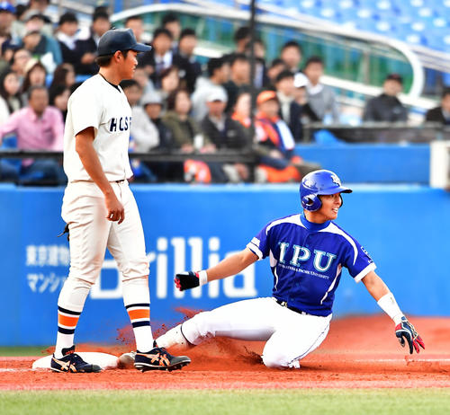 明治神宮大会、法大対環太平洋大　5回裏環太平洋大2死二塁、仲村（右）は勝ち越しの右適時三塁打を放つ（撮影・小沢裕）
