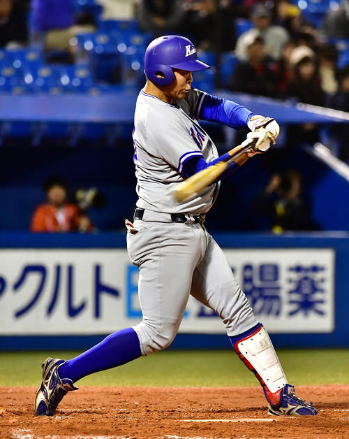 明治神宮大会、創価大対関西国際大　1回裏関西国際大2死一塁、西川は左越えに先制2点本塁打を放つ（撮影・小沢裕）