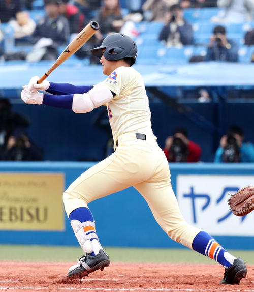 3回裏星稜1死三塁、中前適時打を放つ奥川（撮影・垰建太）
