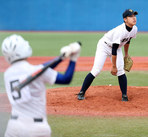 9回裏筑陽学園無死、札幌大谷・太田は福島（手前）にこの日初となる右安打を打たれノーヒットノーランがなくなる（撮影・垰建太）