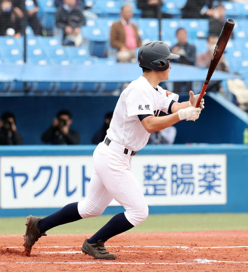 1回表札幌大谷2死満塁、先制の中前適時打を放つ佐藤（撮影・垰建太）