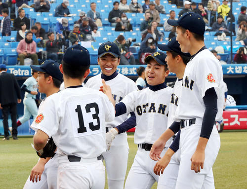 筑陽学園に勝利するも、ノーヒットと完封を逃した札幌大谷・太田（右から3人目）は苦笑いを浮かべチームメートと引き揚げる（撮影・垰建太）