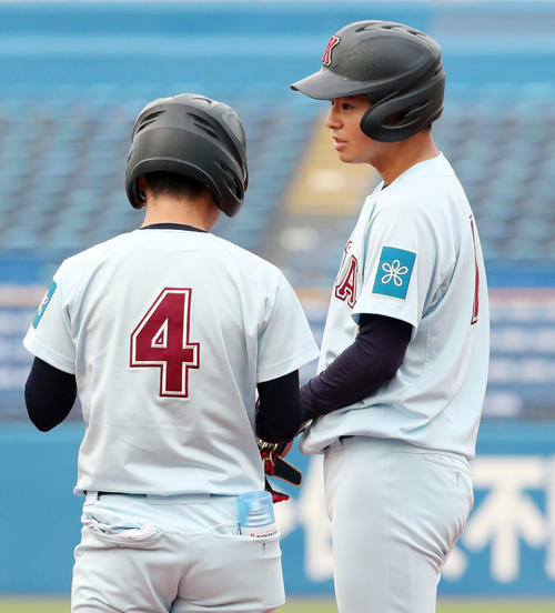 1回裏近大2死一、二塁、先制の中前適時打を放った谷川（右）（撮影・垰建太）