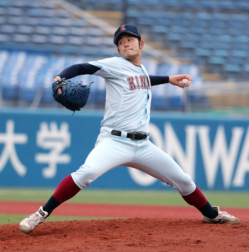 5回から近大2番手で登板する鷲崎（撮影・垰建太）