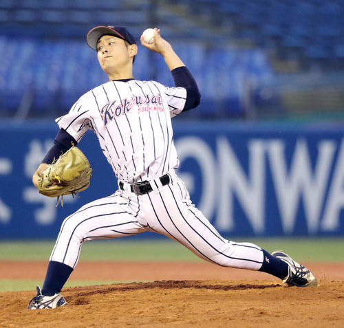 6回裏近大2死一塁、2番手で登板する佐々木（撮影・垰建太）