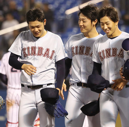 東日本国際大に勝利し、笑顔で言葉を交わす近大・鷲崎（左）、小寺（中央）（撮影・垰建太）