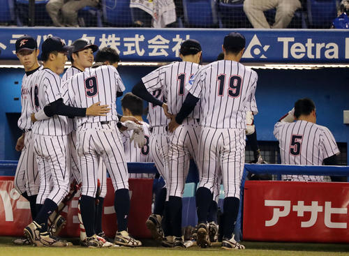 近大に敗れ肩を落とし引き揚げる東日本国際大・粟津（左端）らナイン（撮影・垰建太）
