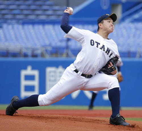 先発登板する札幌大谷・西原(撮影・河田真司)