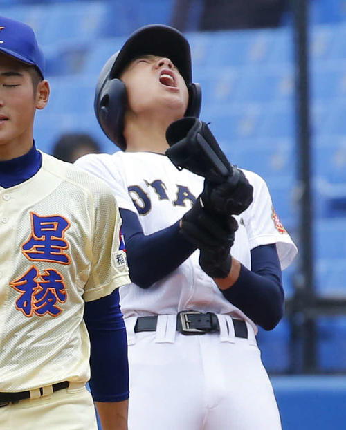 7回裏札幌大谷2死二、三塁、北本は中前2点逆転適時打を放ち一塁上で吠える(撮影・河田真司)