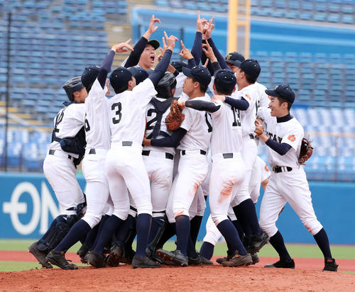 星稜に勝ち、優勝を決めた札幌大谷ナインは喜びを爆発させる(撮影・垰建太)