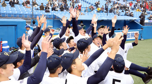 優勝を決め、ナインに胴上げされる札幌大谷・船尾監督(撮影・垰建太)