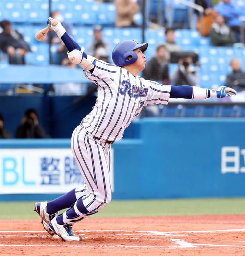 1回表立正大無死一、三塁、先制の右犠飛を放つ小郷(撮影・垰建太)