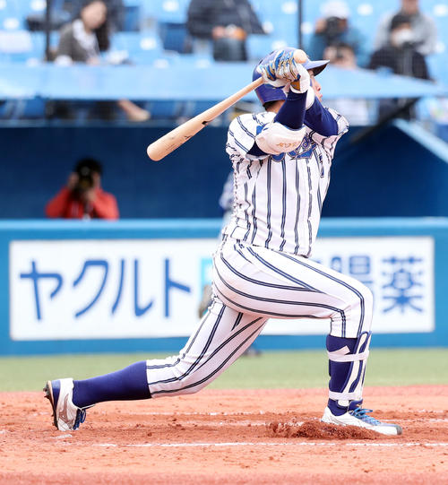 3回表立正大無死二塁、左中間に適時二塁打を放つ小郷(撮影・垰建太)