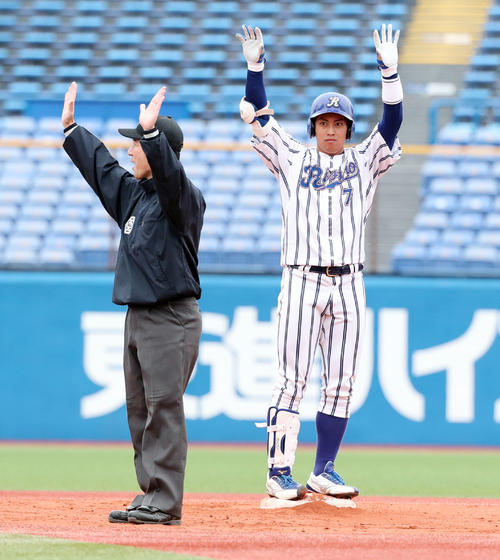 3回表立正大無死二塁、左中間に適時二塁打を放ちベンチに向かってポーズを決める小郷(右)(撮影・垰建太)