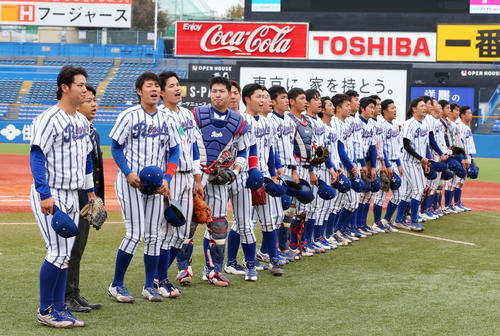 関西国際大にコールド勝ちし決勝進出を果たした伊藤裕(左端)ら立正大ナインはスタンドにあいさつする(撮影・垰建太)