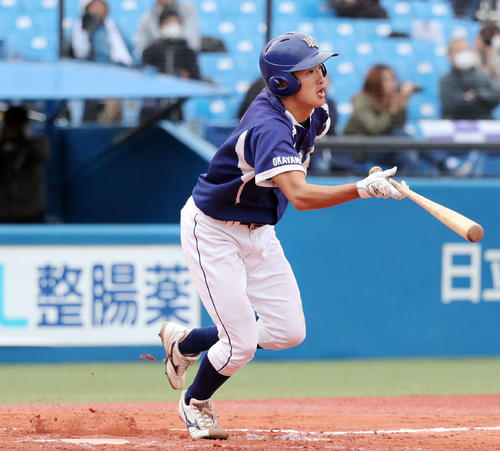 3回裏環太平洋大1死二、三塁、右翼線に先制の適時打を放つ岡田(撮影・垰建太)