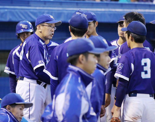 6回表近大の攻撃を抑えたナインに指示を出す野村監督(撮影・垰建太)