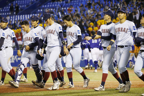 環太平洋大にコールドで敗れ挨拶を終えて応援席へ向かう近畿大ナイン(撮影・河田真司)