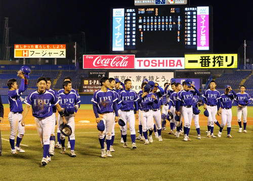 近大にコールド勝ちし決勝進出を果たした環太平洋大ナインはスタンドにあいさつする(撮影・垰建太)