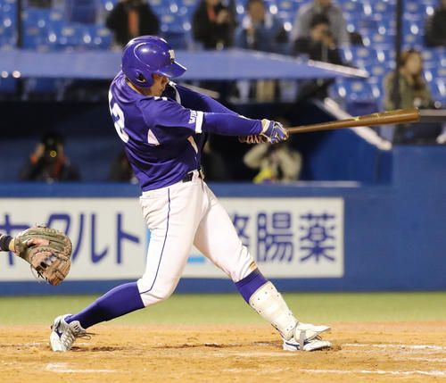 8回裏環太平洋大1死一、三塁、コールド勝ちを決める左前適時打を放つ熊倉(撮影・垰建太)