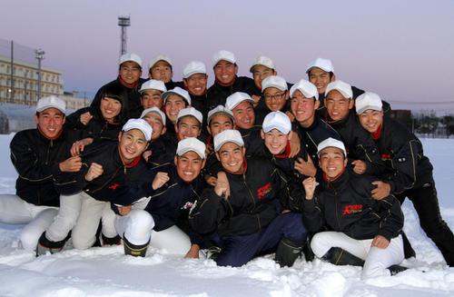 21世紀枠候補に選出され、雪の積もったグラウンドで喜ぶ釧路湖陵ナイン