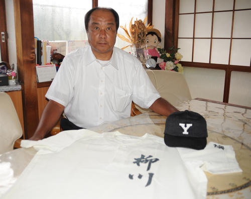 柳川商時代に着ていたユニホームを披露する末次氏