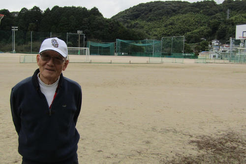 母校・大竹高校のグラウンドで笑顔を見せる広瀬
