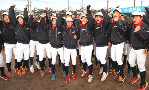 21世紀枠で春夏通じて初の甲子園出場が決まり喜びを爆発させる石岡一ナイン（撮影・足立雅史）