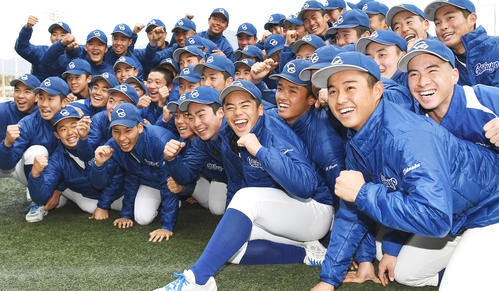 春のセンバツ初出場の連絡を受け、喜びを爆発させる筑陽学園ナイン（撮影・今浪浩三）