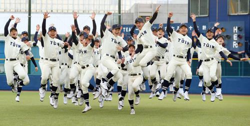 センバツ出場が決まり喜びを爆発させる桐蔭学園の選手たち（撮影・垰建太）