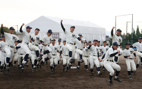 吉報に駆けだした大分ナイン（撮影・梅根麻紀）