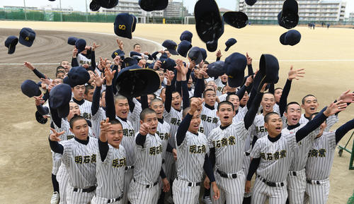 2度目のセンバツ出場を喜び合う明石商ナイン（撮影・渦原淳）