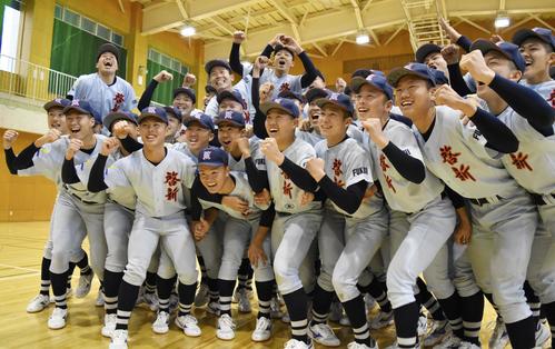 初出場が決まり、喜ぶ啓新の選手たち（共同）