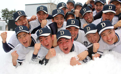 神宮大会枠でのセンバツ出場が決まり、雪の中で雄たけびを上げる札幌第一の選手たち（撮影・永野高輔）