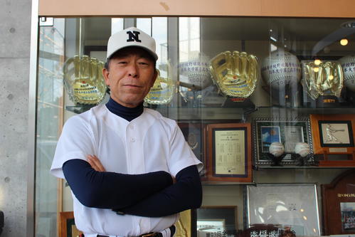 甲子園出場の記念品の前で写真に納まる日大三・小倉監督（撮影・久保賢吾）