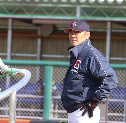 17年11月、西部ガスの新球場で打撃練習を見守る香田監督
