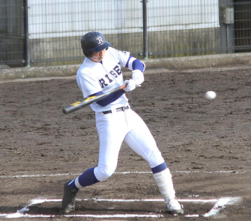 力強いスイングを見せる井上（撮影・柏原誠）