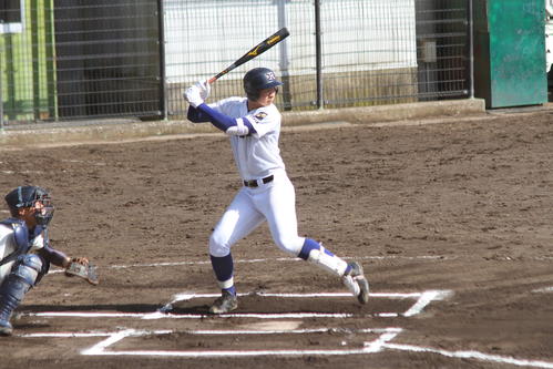 解禁初戦で4番を務めた井上（撮影・柏原誠）