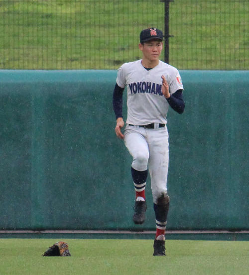 右翼守備でタイム中にもも上げをする横浜・及川雅貴投手（撮影・金子真仁）