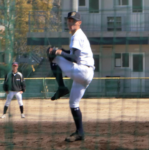 香川・丸亀城西高校で練習試合に登板した創志学園・西（撮影・奥田隼人）