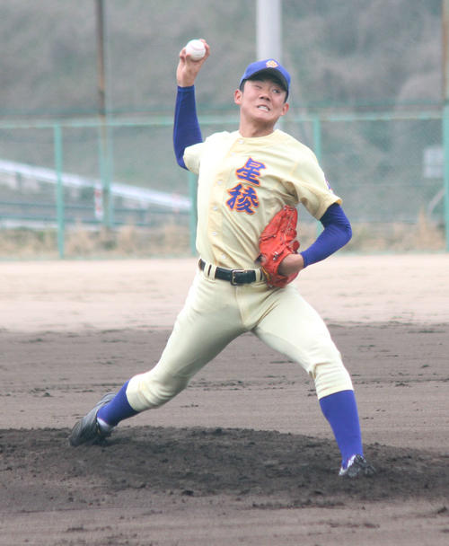 光泉戦で力投する奥川（撮影・柏原誠）