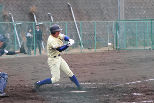 中前打を放つ山瀬（撮影・柏原誠）