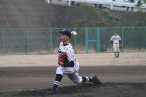 星稜戦で力投する光泉・吉田力聖（撮影・柏原誠）