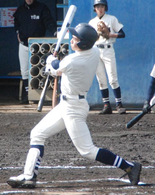 1回に先制3ランを放つ桐蔭学園・森（撮影・古川真弥）