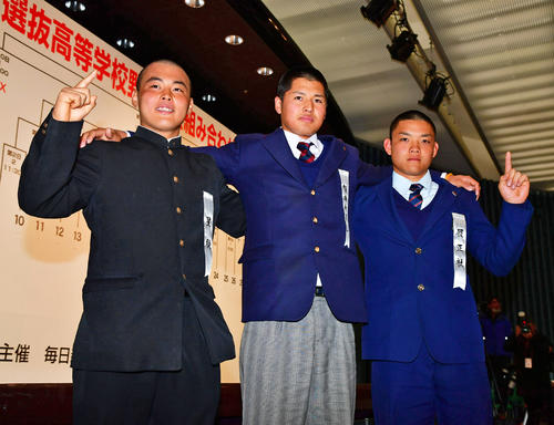 抽選会で気合の表情を見せる星稜・山瀬慎之助主将（左）、智弁和歌山・黒川史陽主将（中央）、履正社・野口海音主将（撮影・清水貴仁）