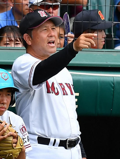 2017年夏の甲子園、ベンチから選手に指示を出す広陵・中井哲之監督
